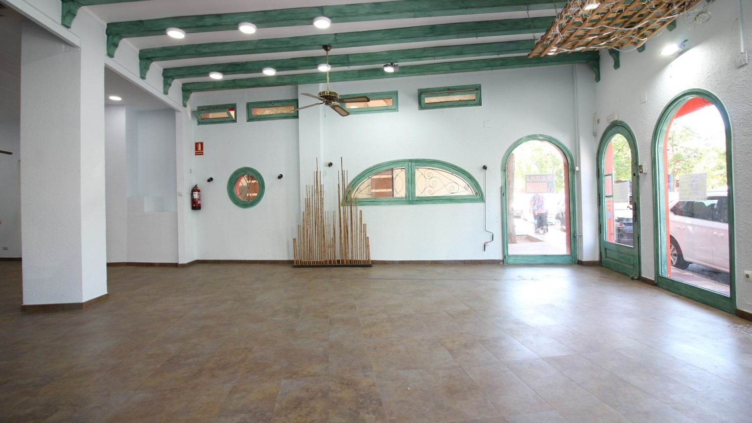 Local comercial en alquiler, 160m² en el centro de Roses, para una actividad anual.