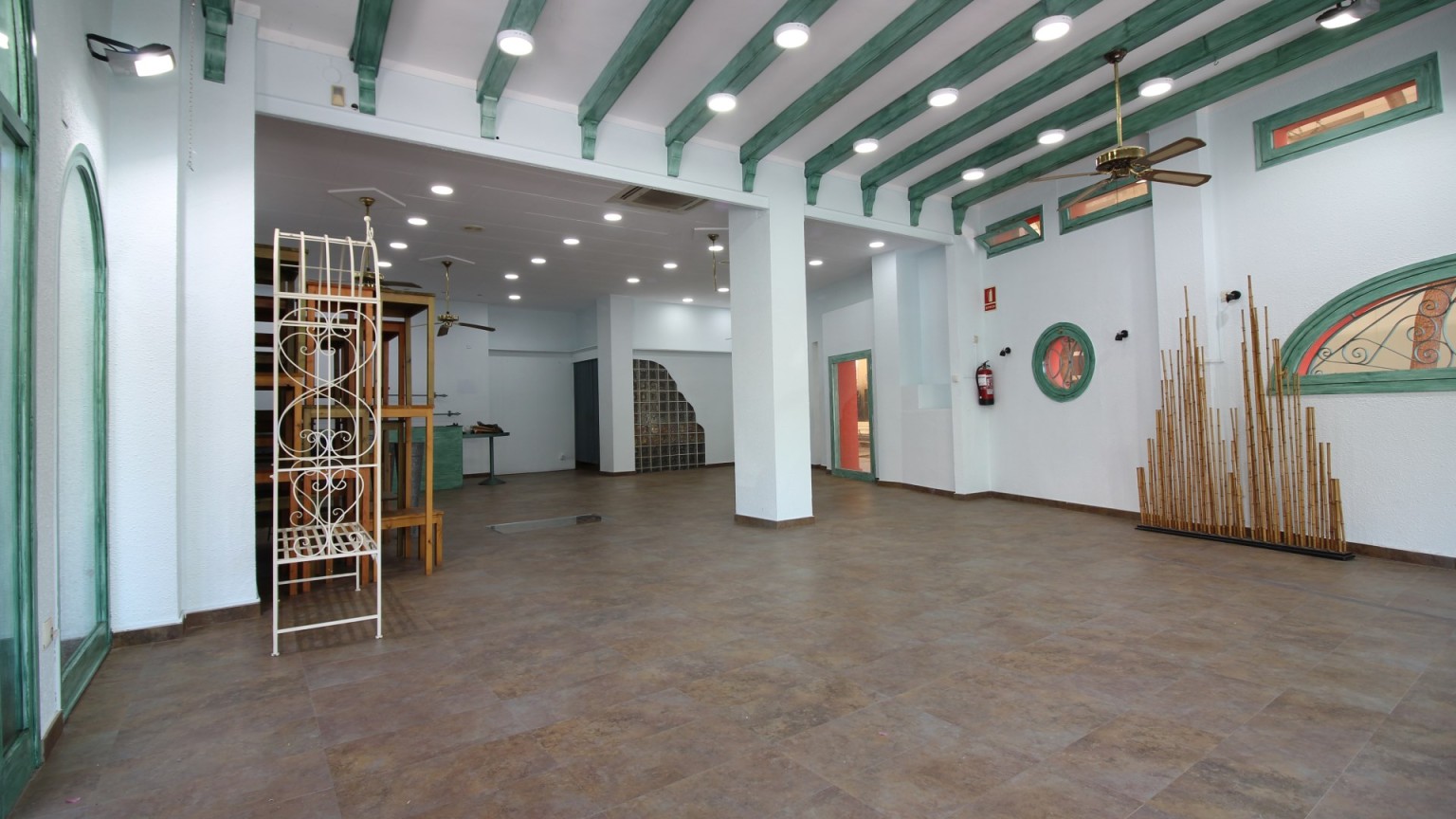Local comercial en alquiler, 160m² en el centro de Roses, para una actividad anual.