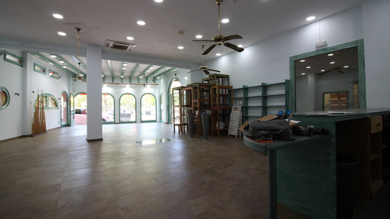 Local comercial en alquiler, 160m² en el centro de Roses, para una actividad anual.