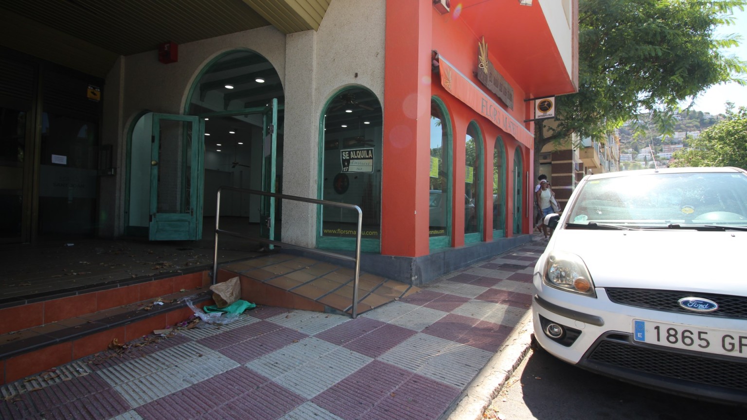 Local comercial en alquiler, 160m² en el centro de Roses, para una actividad anual.