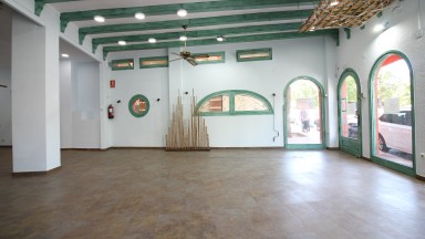 Local comercial en alquiler, 160m² en el centro de Roses, para una actividad anual.