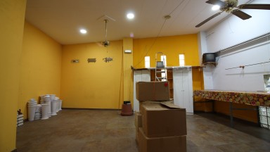 Local comercial en alquiler, 160m² en el centro de Roses, para una actividad anual.