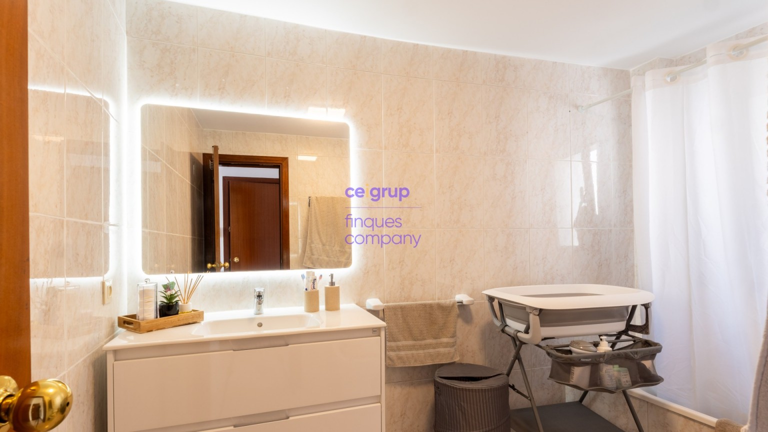 Apartment for sale in Salt with parking