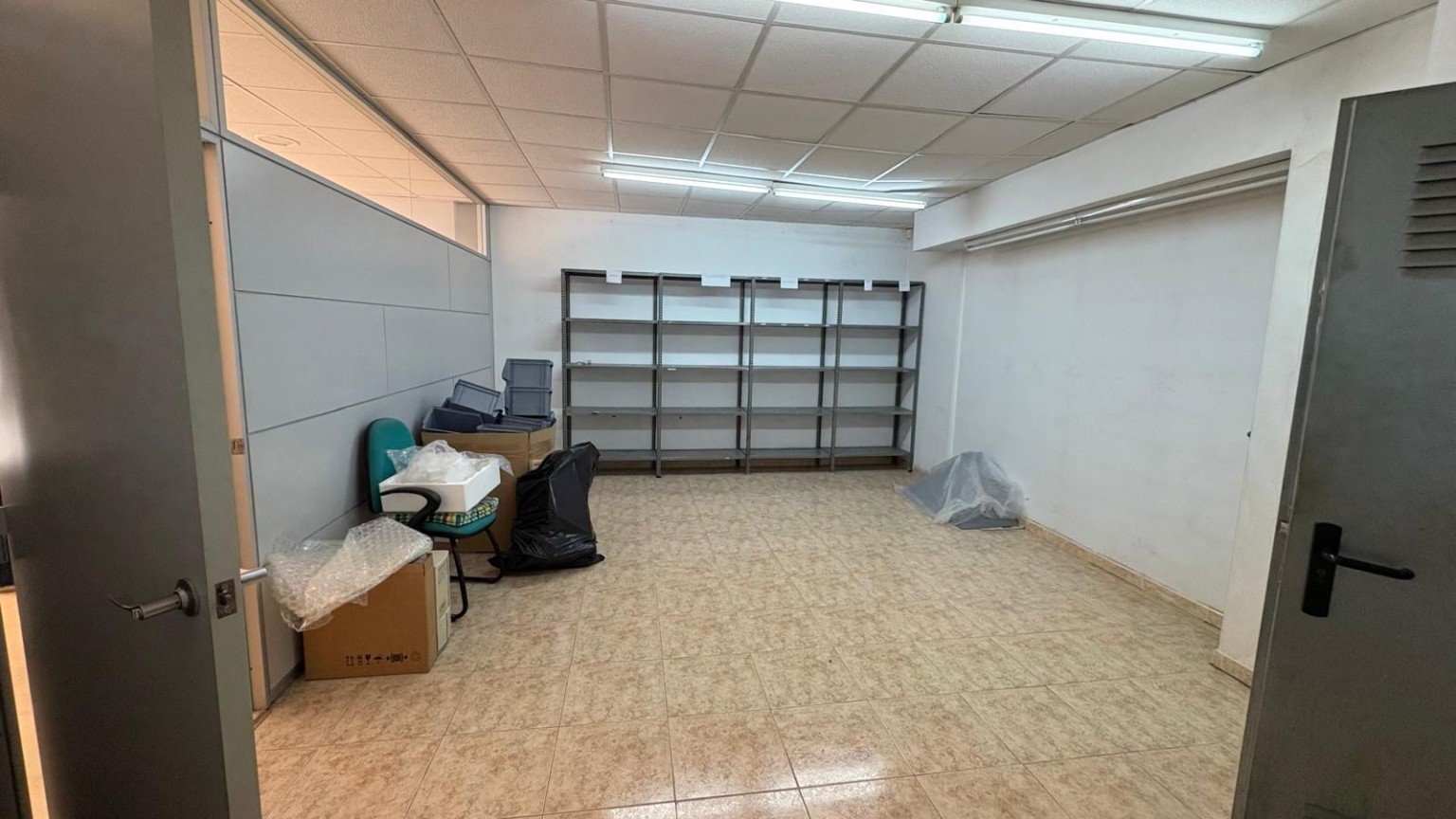 Commercial premises of 68 m2 with excellent visibility and location on the street, ideal for various types of business. It has air conditioning