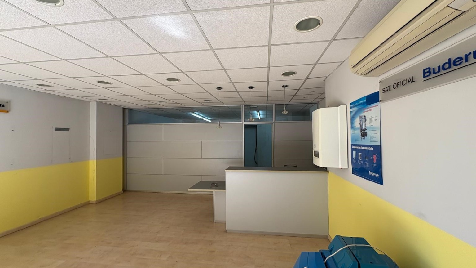 Commercial premises of 68 m2 with excellent visibility and location on the street, ideal for various types of business. It has air conditioning