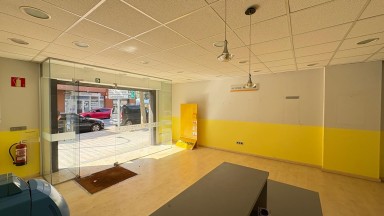 Commercial premises of 68 m2 with excellent visibility and location on the street, ideal for various types of business. It has air conditioning