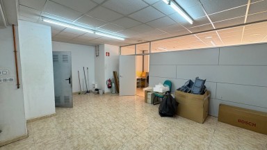 Commercial premises of 68 m2 with excellent visibility and location on the street, ideal for various types of business. It has air conditioning
