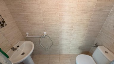 Commercial premises of 68 m2 with excellent visibility and location on the street, ideal for various types of business. It has air conditioning