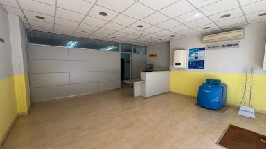 Commercial premises of 68 m2 with excellent visibility and location on the street, ideal for various types of business. It has air conditioning