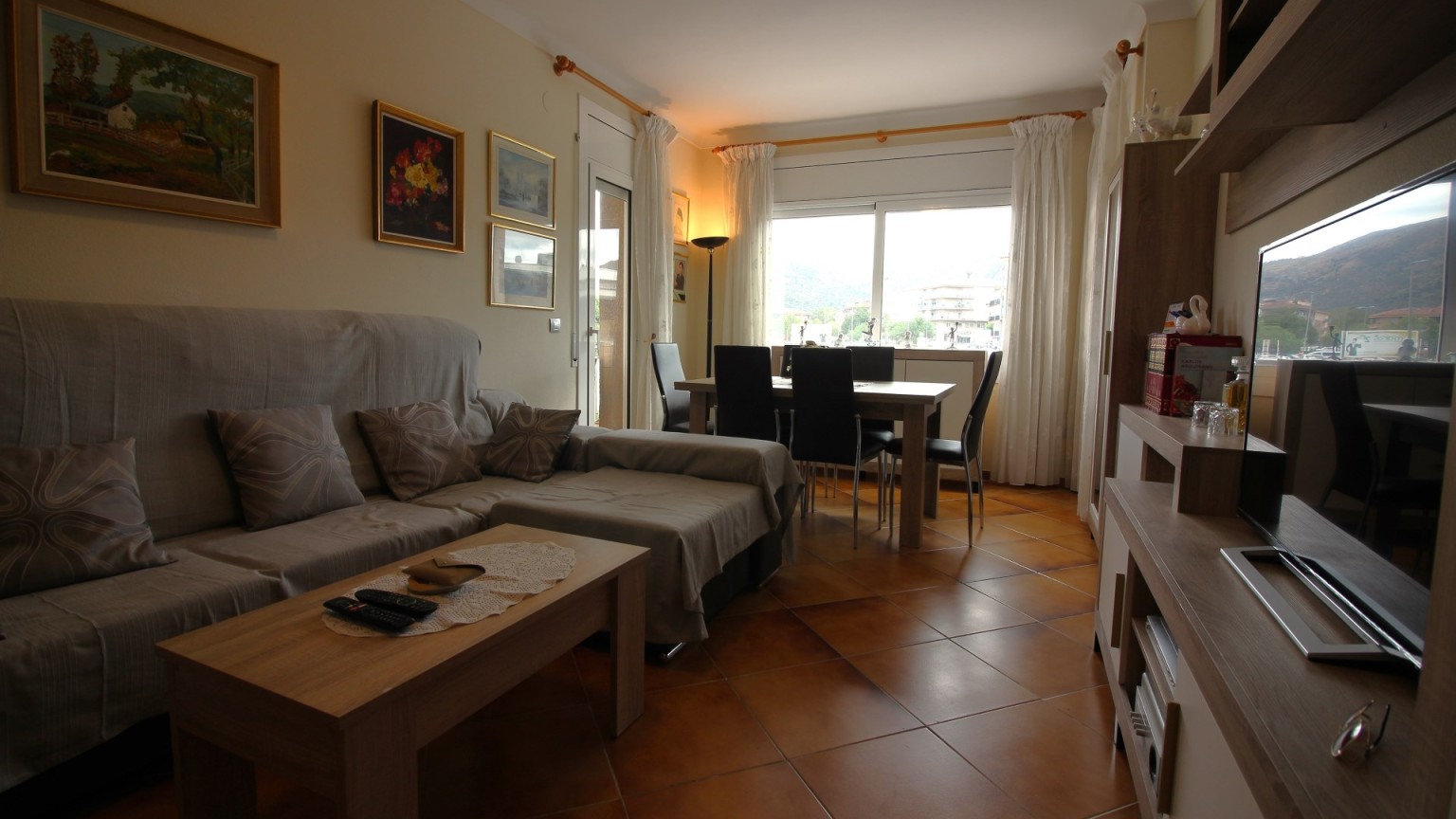 Appartement central à Roses, avec 4 chambres, 2 salles de bains, ascenseur.