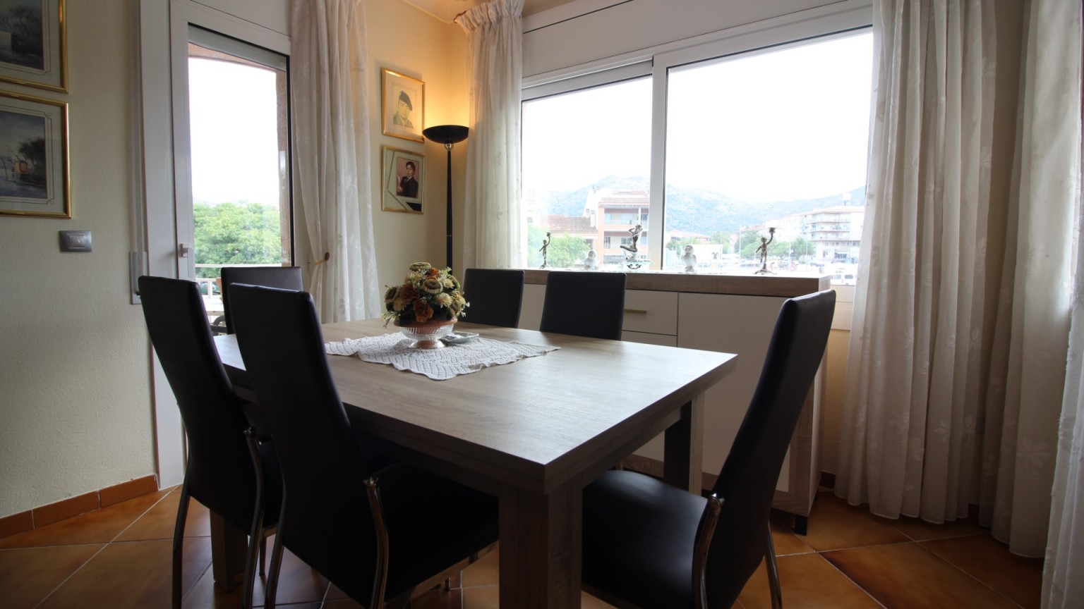 Appartement central à Roses, avec 4 chambres, 2 salles de bains, ascenseur.