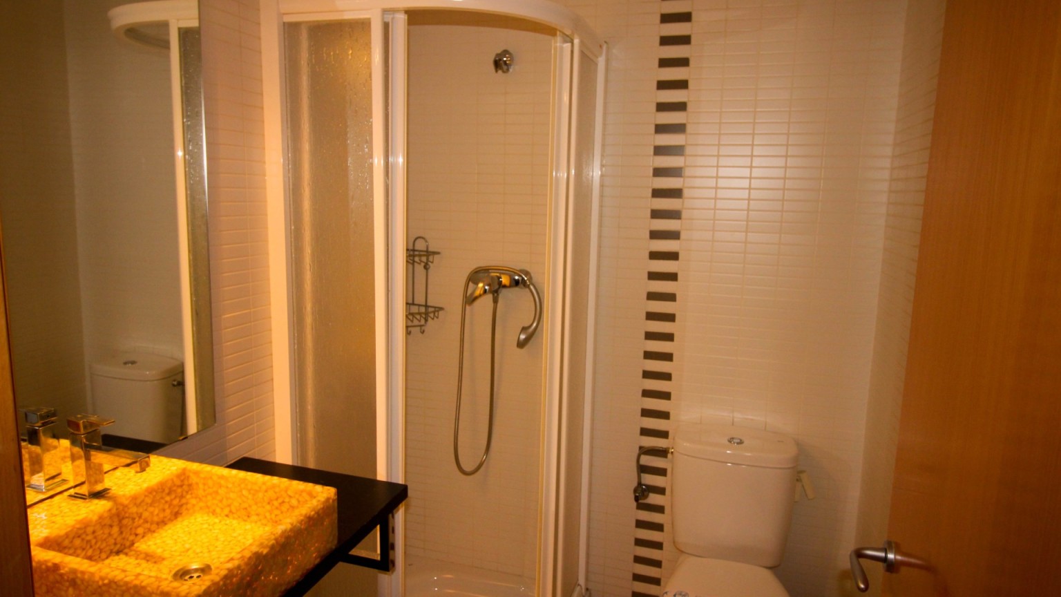 Flat for rent in the south of Girona with communal pool and parking.