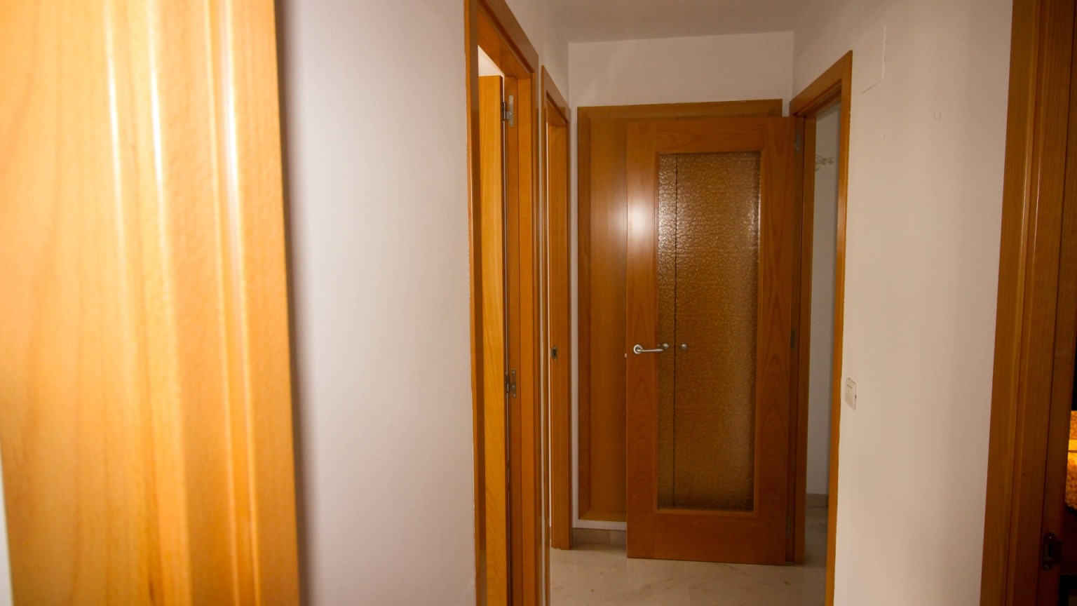 Flat for rent in the south of Girona with communal pool and parking.