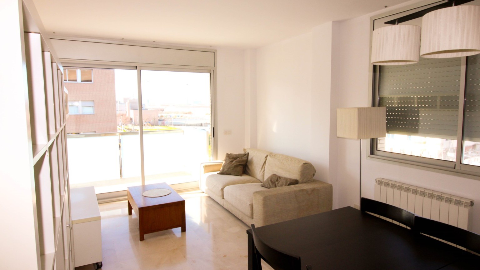 Flat for rent in the south of Girona with communal pool and parking.