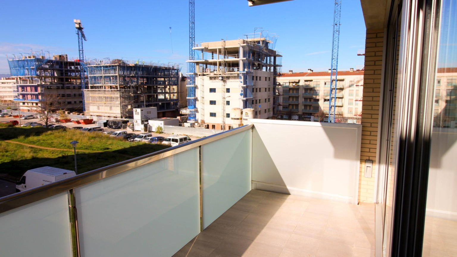 Flat for rent in the south of Girona with communal pool and parking.