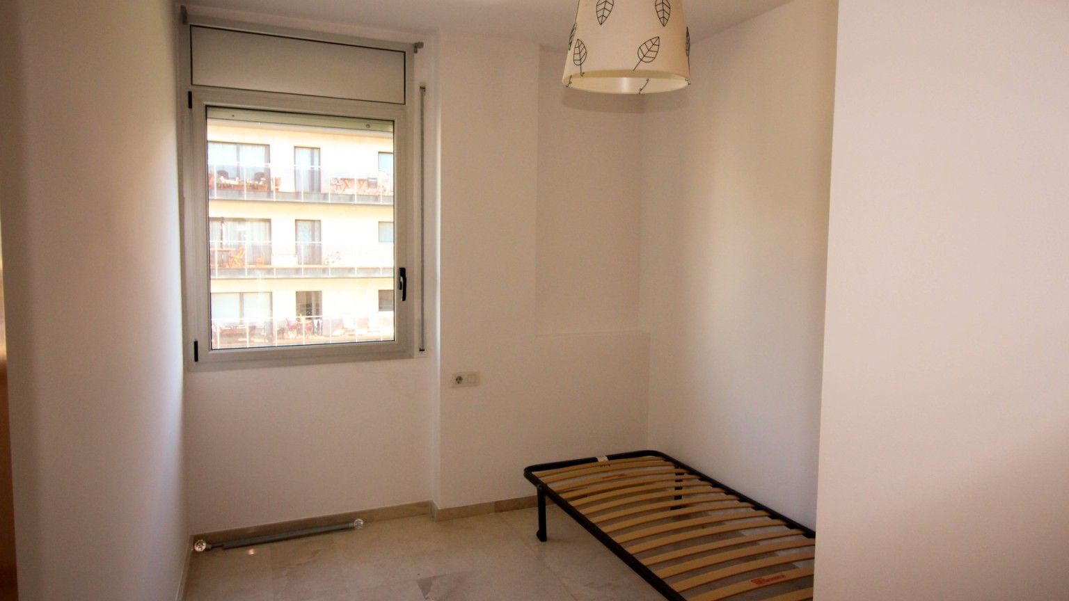 Flat for rent in the south of Girona with communal pool and parking.