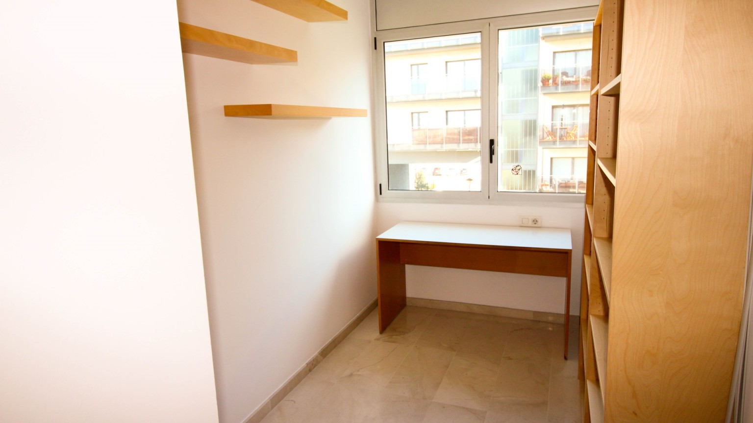 Flat for rent in the south of Girona with communal pool and parking.