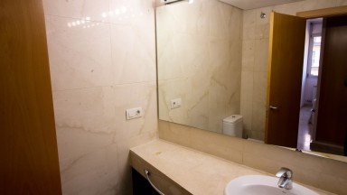 Flat for rent in the south of Girona with communal pool and parking.