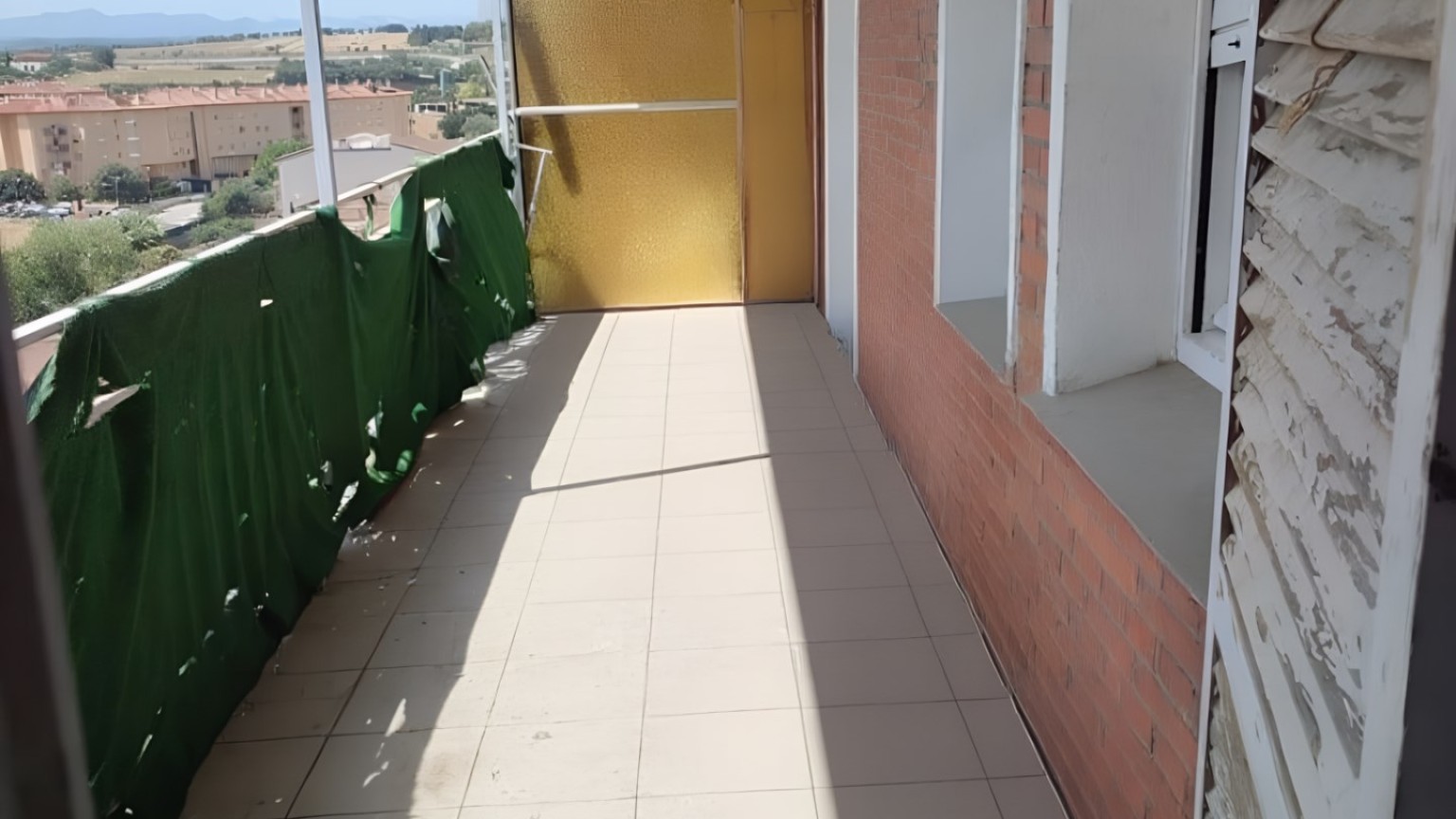 Piso en venta, de 4 habitaciones, totalmente para reformar, en Figueres