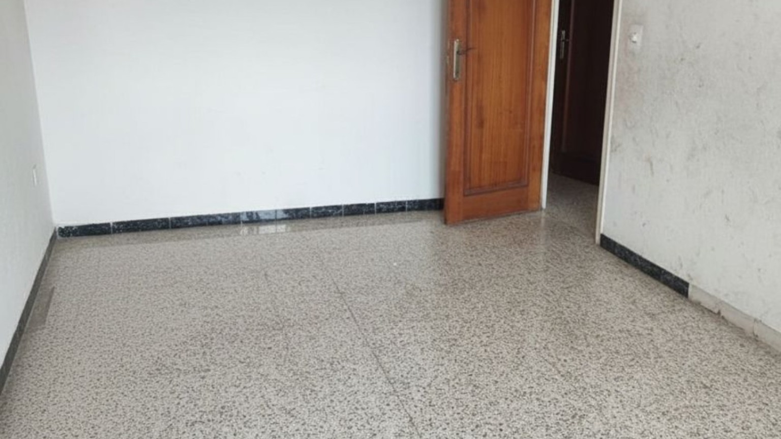Piso en venta, de 4 habitaciones, totalmente para reformar, en Figueres