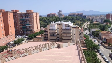 Piso en venta, de 4 habitaciones, totalmente para reformar, en Figueres