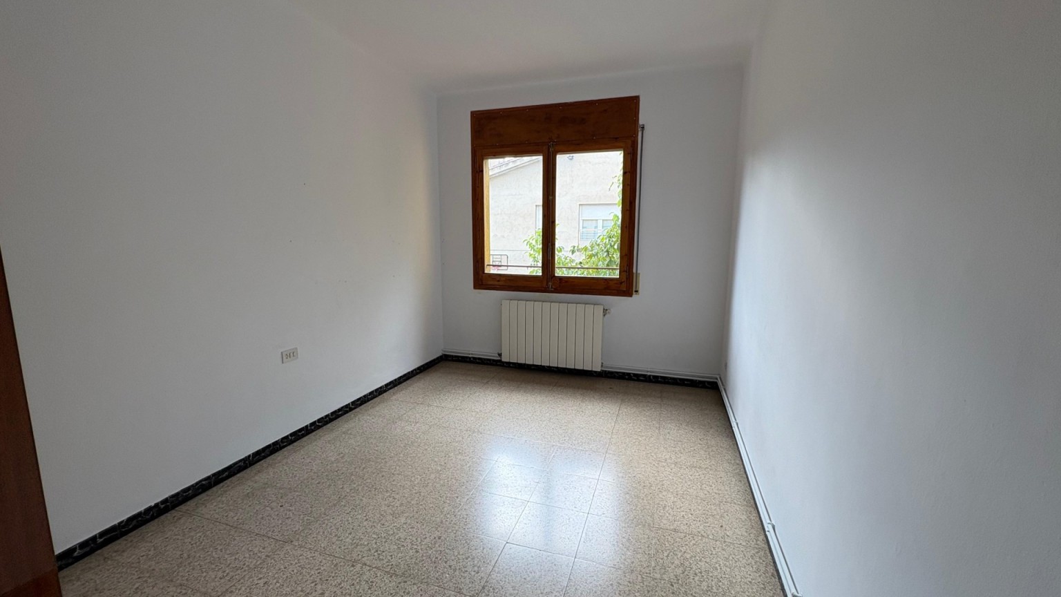 Flat for rent in Besalú of 3 rooms.
