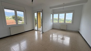 Flat for rent in Besalú of 3 rooms.