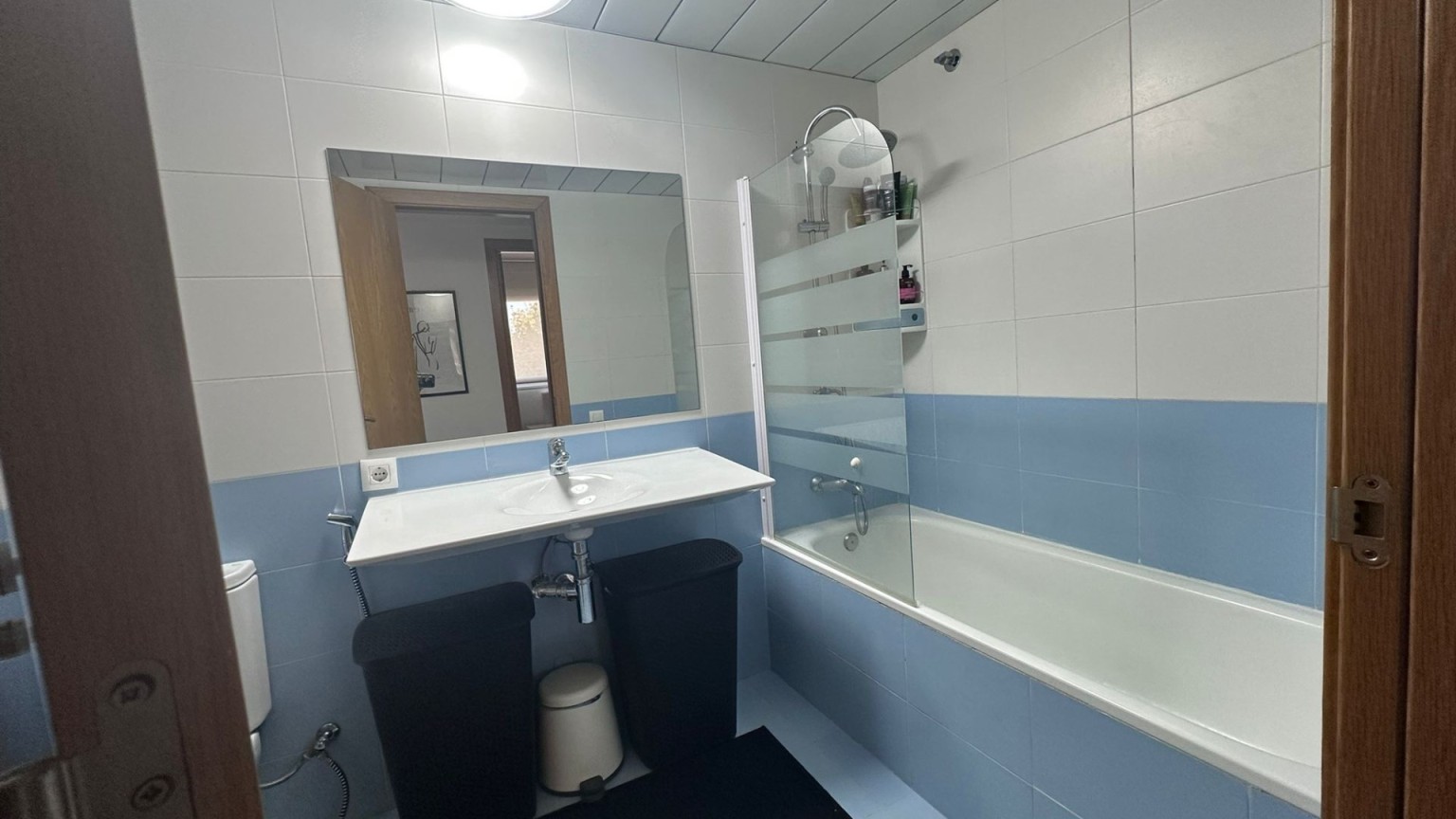 Two-bedroom flat with parking space and communal swimming pool in Empuriabrava. 