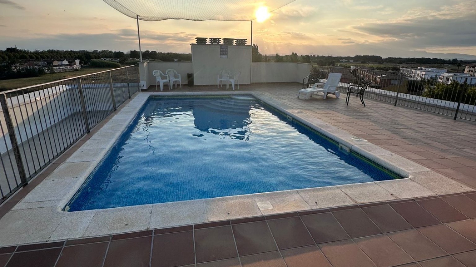 Two-bedroom flat with parking space and communal swimming pool in Empuriabrava. 