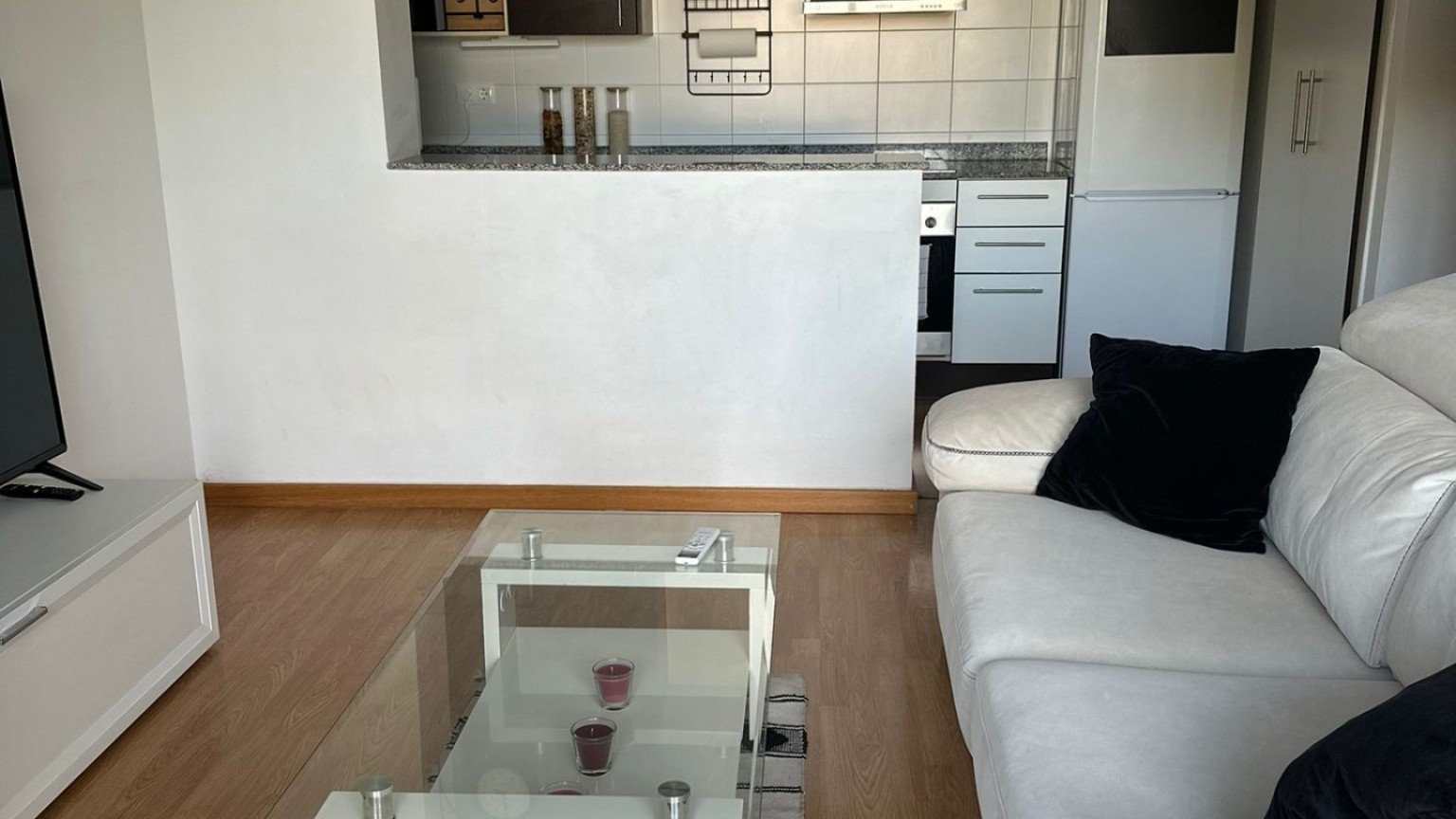 Two-bedroom flat with parking space and communal swimming pool in Empuriabrava. 