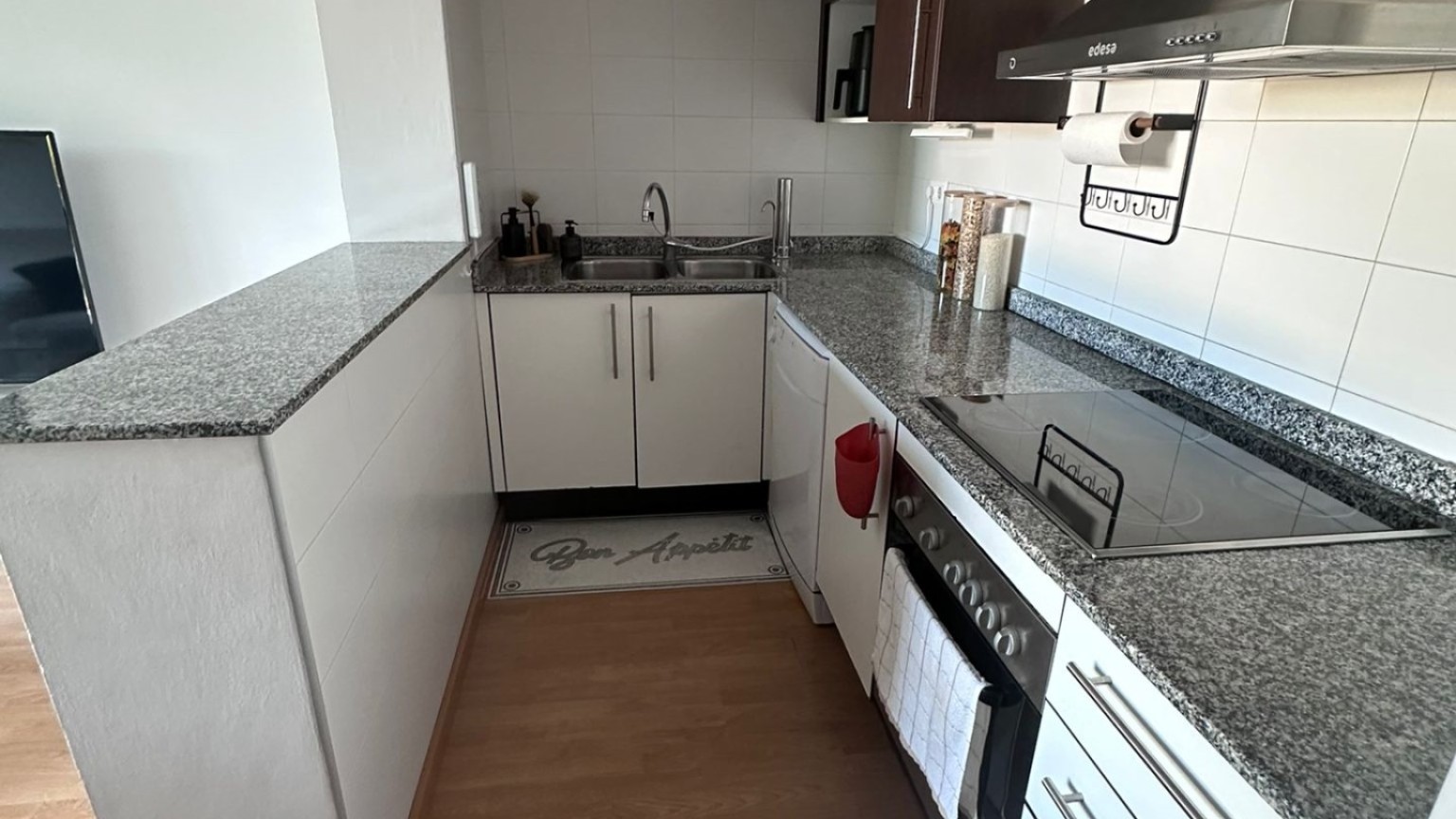Two-bedroom flat with parking space and communal swimming pool in Empuriabrava. 