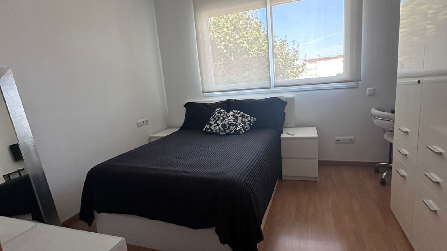 Two-bedroom flat with parking space and communal swimming pool in Empuriabrava. 