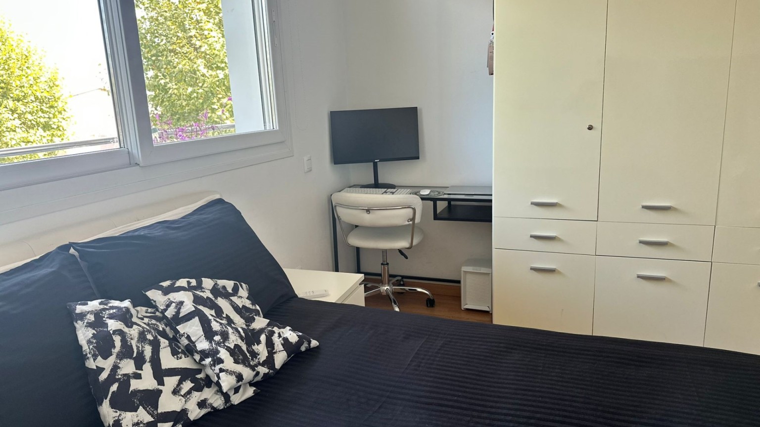 Two-bedroom flat with parking space and communal swimming pool in Empuriabrava. 