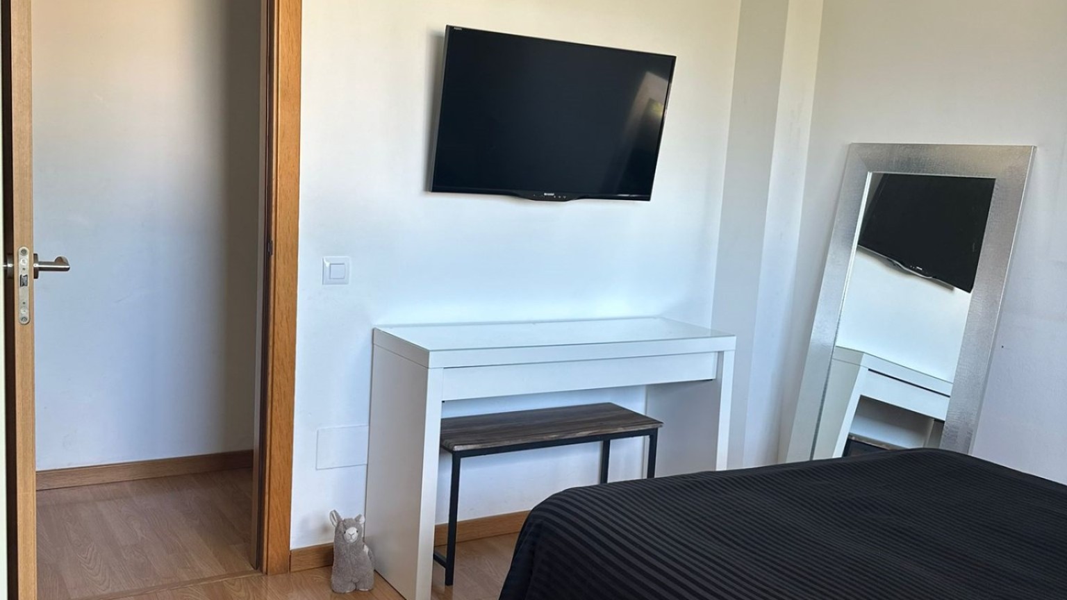Two-bedroom flat with parking space and communal swimming pool in Empuriabrava. 