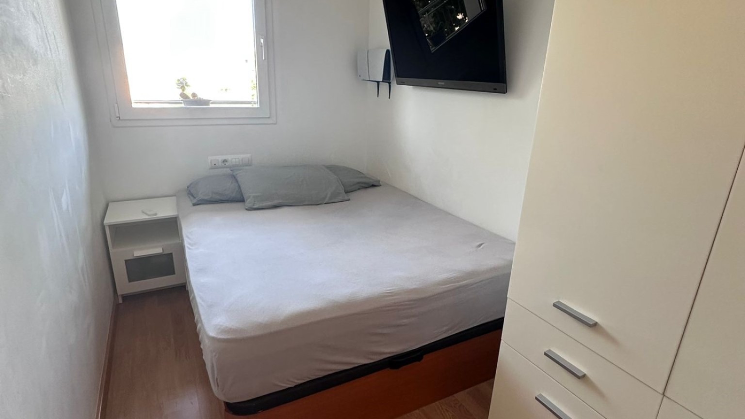 Two-bedroom flat with parking space and communal swimming pool in Empuriabrava. 