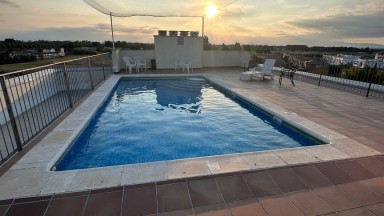 Two-bedroom flat with parking space and communal swimming pool in Empuriabrava. 
