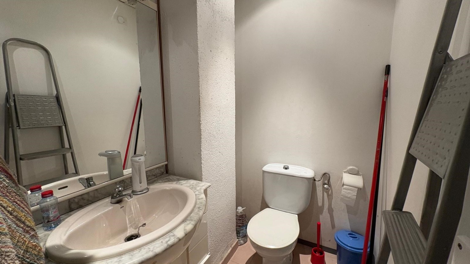 Local for rent in the center of Figueres. It has reception, 2 offices and 1 bathroom.