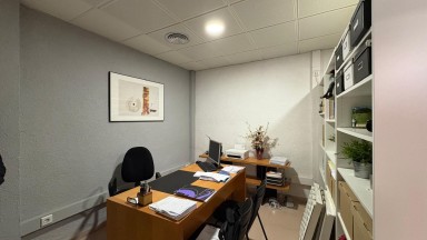 Local for rent in the center of Figueres. It has reception, 2 offices and 1 bathroom.