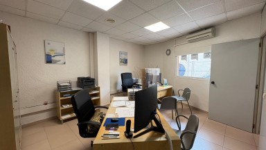 Local for rent in the center of Figueres. It has reception, 2 offices and 1 bathroom.