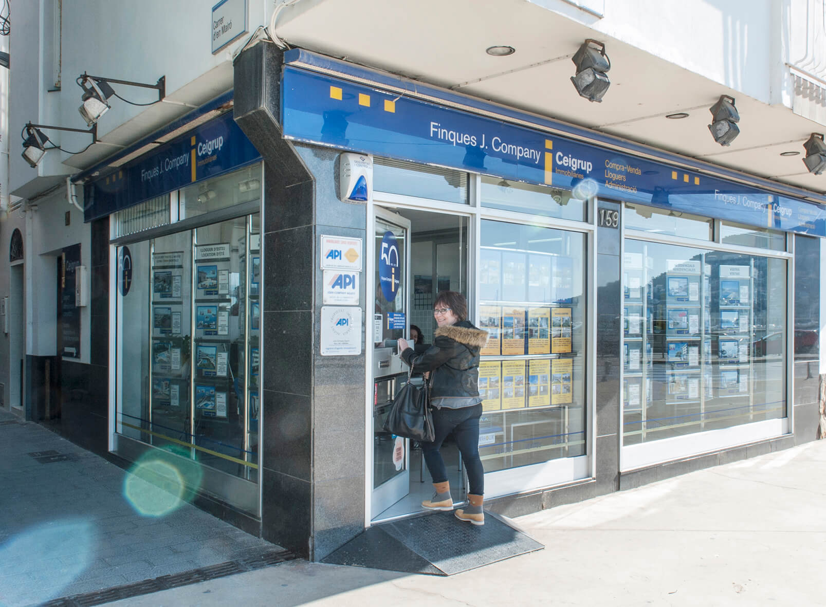 Fachada de las oficinas de Finques Company en Olot