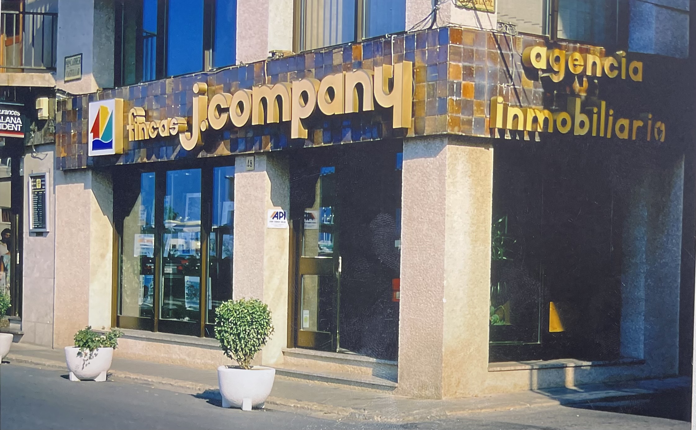 Fachada de Finques Company en los años 80